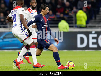 Lyon, Frankreich. 3 Feb, 2019. Angel Di Maria von Paris Saint-Germain (R) schießt während des Spiels der französischen Ligue 1 Saison 2018-19 23. Runde zwischen Lyon und Paris Saint-Germain in Lyon, Frankreich, Februar 3, 2019. Lyon gewann 2-1. Credit: Franck Pinaro/Xinhua/Alamy leben Nachrichten Stockfoto