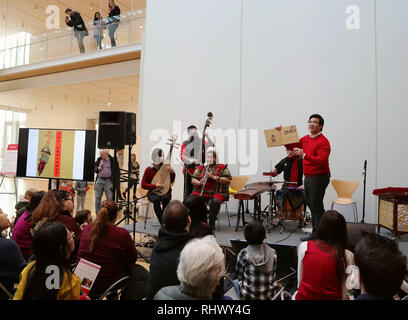 (190204) - CHICAGO, Februar 4, 2019 (Xinhua) - RAMMEL Chan (1. R, hinten) erzählt Geschichten über die Abstammung und das chinesische Neujahr feiern mit Performance Künstler die Glücklichen Trikes "spielen die begleitende Musik in der Kunst Institut von Chicago, der Unied States, Jan. 2, 2019. Das kunst-Institut von Chicago (AIC) Auftakt der Feier dieses Wochenende mit mehreren Veranstaltungen der bevorstehenden Traditionellen Chinesischen Neujahrsfest zu markieren. (Xinhua / Wang Ping) Stockfoto