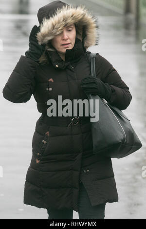London, Großbritannien. 4. Februar 2019. Fußgänger auf die Westminster Bridge Kampf mit der nassen und windigen Bedingungen in einer kalten, winterlichen Tag in London Credit: Amer ghazzal/Alamy leben Nachrichten Stockfoto