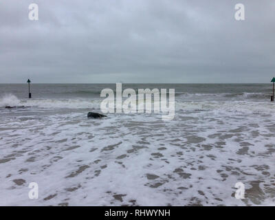 Poole, Dorset, Großbritannien. 4. Februar, 2019. Eine wilde und windigen Tag auf Sandbänken Strand, Poole, Dorset UK. Sie können nur die Oil Rig, das auf der Skyline in Poole Bay, wodurch alle möglichen Interessen von verschiedenen Organisationen. Kredit Suzanne McGowan/Alamy leben Nachrichten Stockfoto