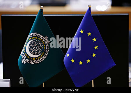 Brüssel, Belgien. 4. Feb. 2019. Flaggen der EU und der Liga der Arabischen Staaten während des 5. EU-Liga der Arabischen Staaten (LAS) Ministertreffen. Alexandros Michailidis/Alamy leben Nachrichten Stockfoto