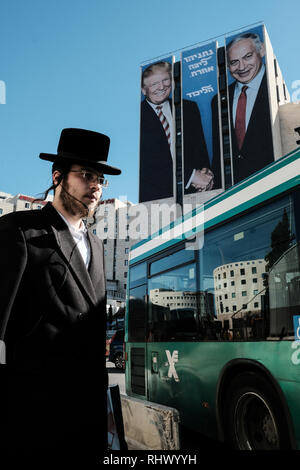 Jerusalem, Israel. 4. Februar, 2019. Amtierenden israelischen Premierminister Netanjahu, Chef der Likud-partei, hängt ein riesiges Banner selbst, die mit US-Präsident Trumpf auf ein Ministerium der Finanzen Gebäude am Eingang nach Jerusalem als Teil seiner nationalen Wahlen Kampagne vor dem 9. April 2019, Wahlen. Banner liest in hebräischer Sprache "Netanyahu - eine andere Liga. Credit: Nir Alon/Alamy leben Nachrichten Stockfoto