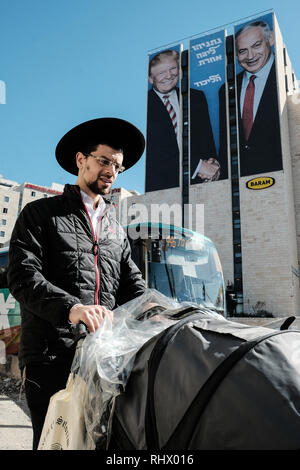 Jerusalem, Israel. 4. Februar, 2019. Amtierenden israelischen Premierminister Netanjahu, Chef der Likud-partei, hängt ein riesiges Banner selbst, die mit US-Präsident Trumpf auf ein Ministerium der Finanzen Gebäude am Eingang nach Jerusalem als Teil seiner nationalen Wahlen Kampagne vor dem 9. April 2019, Wahlen. Banner liest in hebräischer Sprache "Netanyahu - eine andere Liga. Credit: Nir Alon/Alamy leben Nachrichten Stockfoto