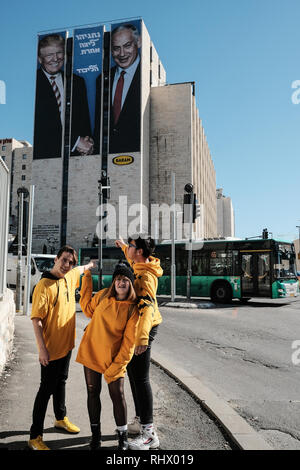 Jerusalem, Israel. 4. Februar, 2019. Amtierenden israelischen Premierminister Netanjahu, Chef der Likud-partei, hängt ein riesiges Banner selbst, die mit US-Präsident Trumpf auf ein Ministerium der Finanzen Gebäude am Eingang nach Jerusalem als Teil seiner nationalen Wahlen Kampagne vor dem 9. April 2019, Wahlen. Banner liest in hebräischer Sprache "Netanyahu - eine andere Liga. Credit: Nir Alon/Alamy leben Nachrichten Stockfoto