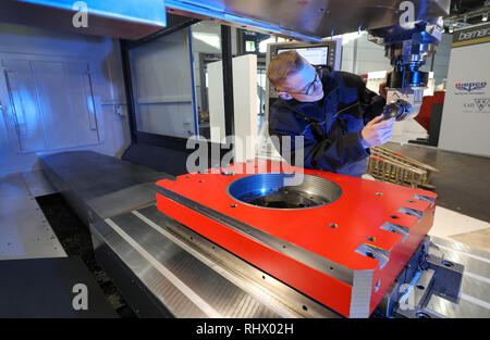 Leipzig, Deutschland. 04 Feb, 2019. Anwendungsingenieur bereitet eine CNC-Fräsmaschine TA-A35 der Firma Bimatec Soraluce für die Präsentation auf der Messe "Intec". Insgesamt mehr als 1300 Aussteller aus 31 Ländern werden Innovationen aus der Metallindustrie an zwei gleichzeitigen Messen in Leipzig vom 5. bis 8. Februar 2019. Unter anderem Intec ist für den Werkzeugmaschinenbau. Der Fokus wird auch auf die Digitalisierung. Messe Z konzentriert sich auch auf die Dienstleistungen. Kredite: Jan Woitas/dpa-Zentralbild/dpa/Alamy leben Nachrichten Stockfoto