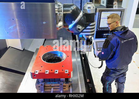 Leipzig, Deutschland. 04 Feb, 2019. Anwendungsingenieur bereitet eine CNC-Fräsmaschine TA-A35 der Firma Bimatec Soraluce für die Präsentation auf der Messe "Intec". Insgesamt mehr als 1300 Aussteller aus 31 Ländern werden Innovationen aus der Metallindustrie an zwei gleichzeitigen Messen in Leipzig vom 5. bis 8. Februar 2019. Unter anderem Intec ist für den Werkzeugmaschinenbau. Der Fokus wird auch auf die Digitalisierung. Messe Z konzentriert sich auch auf die Dienstleistungen. Kredite: Jan Woitas/dpa-Zentralbild/dpa/Alamy leben Nachrichten Stockfoto
