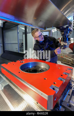 Leipzig, Deutschland. 04 Feb, 2019. Anwendungsingenieur bereitet eine CNC-Fräsmaschine TA-A35 der Firma Bimatec Soraluce für die Präsentation auf der Messe "Intec". Insgesamt mehr als 1300 Aussteller aus 31 Ländern werden Innovationen aus der Metallindustrie an zwei gleichzeitigen Messen in Leipzig vom 5. bis 8. Februar 2019. Unter anderem Intec ist für den Werkzeugmaschinenbau. Der Fokus wird auch auf die Digitalisierung. Messe Z konzentriert sich auch auf die Dienstleistungen. Kredite: Jan Woitas/dpa-Zentralbild/dpa/Alamy leben Nachrichten Stockfoto