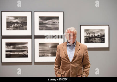 Tate Britain, London, UK. 4. Februar, 2019. Eine große Retrospektive der legendären britischen Fotografen Sir Don McCullin (Foto). Als einer der größten in Großbritannien lebenden Fotografen bekannt, McCullin hat Bilder von Konflikten aus der ganzen Welt, einschließlich Vietnam, Nordirland, Libanon und Biafra erfasst. Mit über 250 Fotos, alle gedruckten vom Künstler selbst in der eigenen Dunkelkammer, diese Ausstellung ist eine einzigartige Gelegenheit, den Umfang und die Leistungen der McCullin's Karriere zu sehen. Credit: Malcolm Park/Alamy leben Nachrichten Stockfoto