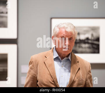 Tate Britain, London, UK. 4. Februar, 2019. Eine große Retrospektive der legendären britischen Fotografen Sir Don McCullin (Foto). Als einer der größten in Großbritannien lebenden Fotografen bekannt, McCullin hat Bilder von Konflikten aus der ganzen Welt, einschließlich Vietnam, Nordirland, Libanon und Biafra erfasst. Mit über 250 Fotos, alle gedruckten vom Künstler selbst in der eigenen Dunkelkammer, diese Ausstellung ist eine einzigartige Gelegenheit, den Umfang und die Leistungen der McCullin's Karriere zu sehen. Credit: Malcolm Park/Alamy leben Nachrichten Stockfoto