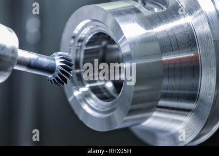 Leipzig, Deutschland. 04 Feb, 2019. Ein Werkzeug bewegt sich ein Werkstück in der 5-Achs Dreh- und Fräsmaschine 'Integrex i-200 ST' von Mazak am "Intec" Messe vor dem 'Wälzfräsen' Betrieb. Insgesamt mehr als 1300 Aussteller aus 31 Ländern präsentieren Innovationen werden von der Metall- und Elektroindustrie an zwei gleichzeitigen Messen in Leipzig vom 5. bis 8. Februar. Unter anderem Intec ist für den Werkzeugmaschinenbau. Der Fokus wird auch auf die Digitalisierung. Messe Z konzentriert sich auch auf die Dienstleistungen. Kredite: Jan Woitas/dpa-Zentralbild/dpa/Alamy leben Nachrichten Stockfoto