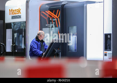 Leipzig, Deutschland. 04 Feb, 2019. Der Anwendungstechniker Olaf Schuchardt bereitet die 5-Achse drehen und fräsen Maschine' Integrex i-200 ST' von Mazak für die Präsentation auf der Messe "Intec". Insgesamt mehr als 1300 Aussteller aus 31 Ländern präsentieren Innovationen werden von der Metall- und Elektroindustrie an zwei gleichzeitigen Messen in Leipzig vom 5. bis 8. Februar. Unter anderem Intec ist für den Werkzeugmaschinenbau. Der Fokus wird auch auf die Digitalisierung. Messe Z konzentriert sich auch auf die Dienstleistungen. Kredite: Jan Woitas/dpa-Zentralbild/dpa/Alamy leben Nachrichten Stockfoto