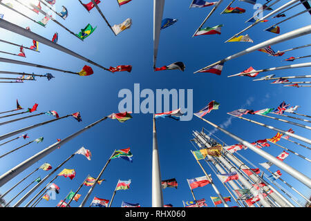 Leipzig, Deutschland. 04 Feb, 2019. 164 Fahnen wehen vor Beginn der Intec und Z Messen in der Neuen Messe Leipzig. Insgesamt mehr als 1300 Aussteller aus 31 Ländern werden Innovationen aus der Metallindustrie an zwei gleichzeitigen Messen in Leipzig vom 5. bis 8. Februar 2019. Unter anderem Intec ist für den Werkzeugmaschinenbau. Der Fokus wird auch auf die Digitalisierung. Messe Z konzentriert sich auch auf die Dienstleistungen. Kredite: Jan Woitas/dpa-Zentralbild/dpa/Alamy leben Nachrichten Stockfoto