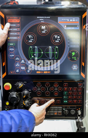 Leipzig, Deutschland. 04 Feb, 2019. Anwendungsingenieur bereitet eine 5-Achs Dreh- und Fräsmaschine 'Integrex i-200 ST' von Mazak für die Präsentation auf der Messe "Intec". Insgesamt mehr als 1300 Aussteller aus 31 Ländern präsentieren Innovationen werden von der Metall- und Elektroindustrie an zwei gleichzeitigen Messen in Leipzig vom 5. bis 8. Februar. Unter anderem Intec ist für den Werkzeugmaschinenbau. Der Fokus wird auch auf die Digitalisierung. Messe Z konzentriert sich auch auf die Dienstleistungen. Kredite: Jan Woitas/dpa-Zentralbild/dpa/Alamy leben Nachrichten Stockfoto