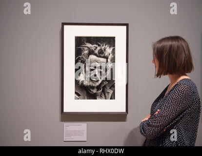 Tate Britain, London, UK. 4. Februar, 2019. Eine große Retrospektive der legendären britischen Fotografen Sir Don McCullin. Als einer der größten in Großbritannien lebenden Fotografen bekannt, McCullin hat Bilder von Konflikten aus der ganzen Welt, einschließlich Vietnam, Nordirland, Libanon und Biafra erfasst. Mit über 250 Fotos, alle gedruckten vom Künstler selbst in der eigenen Dunkelkammer, diese Ausstellung ist eine einzigartige Gelegenheit, den Umfang und die Leistungen der McCullin's Karriere zu sehen. Bild: Obdachlose Ire, Spitalfields, London 1970. Tate. Credit: Malcolm Park/Alamy leben Nachrichten Stockfoto