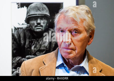 London, Großbritannien. 4. Februar, 2019. Sir Don McCullin - eine Retrospektive der britische Fotograf Sir Don McCullin in der Tate Britain. Mit über 250 Fotos, alle gedruckten vom Künstler selbst in der eigenen Dunkelkammer. Oft unter großen persönlichen Risiken berücksichtigt, seine Konflikte Fotografien sind neben seiner Arbeit in der dokumentarischen Fotografie gezeigt, seine Aufgaben und seine langfristige Auseinandersetzung mit Landschaft und Stilleben. Die Ausstellung läuft vom 5. Februar bis 6. Mai 2019. Credit: Guy Bell/Alamy leben Nachrichten Stockfoto