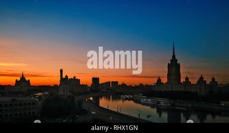 Moskau, Russland. 09 Mai, 2015. 09.05.2015, Blick über den Fluss Moskau in Moskau an einem schönen Morgen. Rechts im Bild das große Gebäude ist das Radisson Royal Hotel, Moscow. | Verwendung der weltweiten Kredit: dpa/Alamy leben Nachrichten Stockfoto