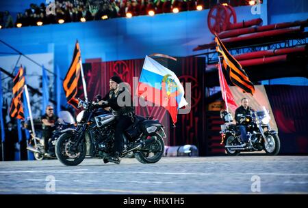 Moskau, Russland. 09 Mai, 2015. 09.05.2015, der aftertwolfe mit seinem Führer und Putin Freund Alexander Saldostanow in einer Parade für den 70. Jahrestag des Zweiten Weltkrieges. | Verwendung der weltweiten Kredit: dpa/Alamy leben Nachrichten Stockfoto