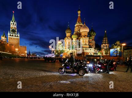 Moskau, Russland. 07. Mai 2015. 07.05.2015, Basilius-Kathedrale auf dem Roten Platz in Moskau mit einem Mitglied des Aftertwolfe. Auf der linken Seite ist der Turm des Kreml. | Verwendung der weltweiten Kredit: dpa/Alamy leben Nachrichten Stockfoto