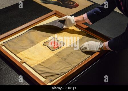 London, Großbritannien. 4. Feb 2019. Matthew Haley, Leiter von Büchern, Karten und Handschriften untersucht Eric Marshall's Schlitten Flagge auf der British Antarctic Expedition 1907-09 ('Nimrod Expedition"), £ 30.000 - 50.000. Credit: Claire Doherty/Alamy leben Nachrichten Stockfoto