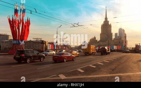 Moskau, Russland. 08 Mai, 2015. 08.05.2015, viel Verkehr auf dem markierten Kutuzov Prospekt in Moskau. Das große Gebäude im Hintergrund ist das Radisson Royal Hotel, Moscow. | Verwendung der weltweiten Kredit: dpa/Alamy leben Nachrichten Stockfoto