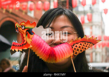 London, Großbritannien. 4 Feb, 2019. Eine Frau hält ein Papier Drachen in Londons Chinatown die chinesische Gemeinschaft bereitet das Frühlingsfest am 5. Februar zu feiern das Jahr des Schweins Gutschrift zu Usher: Amer ghazzal/Alamy leben Nachrichten Stockfoto