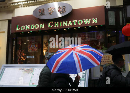 London, Großbritannien. 4 Feb, 2019. Mitglied der chinesischen Gemeinschaft bereitet das Frühlingsfest am 5. Februar zu feiern das Jahr des Schweins Gutschrift zu Usher: Amer ghazzal/Alamy leben Nachrichten Stockfoto