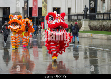 London, Großbritannien. 4 Feb, 2019. Traditionelle Chinesische Löwe Tänzer durch den Trafalgar Square am Vorabend des chinesischen Neue Jahr, das Jahr des Schweins. Londons Chinatown wird Gastgeber der größten chinesischen Neujahrsfest außerhalb von China am Sonntag, den 10. Februar. Die Veranstaltung wird die beliebte Parade, sowie Musik, Tanz und Kampfkunst von Künstlern aus China und die Hauptstadt gehören. Credit: Stephen Chung/Alamy leben Nachrichten Stockfoto