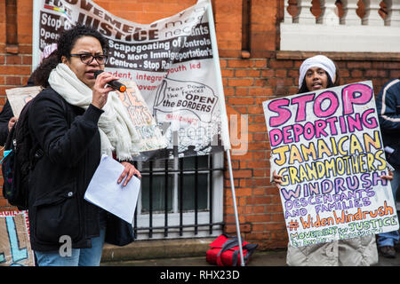 London, Großbritannien. 4. Februar, 2019. Antonia Helle der Bewegung für Gerechtigkeit Adressen ein Protest außerhalb der jamaikanischen Hohe Kommission gegen Pläne der Home Office und jamaikanischen Regierung massenhafte Deportation Charter Flüge am 6. Februar wieder aufgenommen werden kann. Die erzwungenen Umzüge berichtet, gehören Menschen, die in das Vereinigte Königreich, wie Kinder und Eltern mit britischen Kinder und die Abschiebung Flug kam die erste seit März 2017 und den Windrush Skandal wäre. Credit: Mark Kerrison/Alamy leben Nachrichten Stockfoto