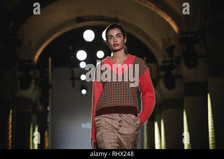 Barcelona, Spanien. 4 Feb, 2019. Ein Modell geht der Start- und Landebahn die Sita Murt Fashion Show präsentieren die neue Sammlung". Gelegentlich Haltung' während 080 Barcelona Fashion Week Credit: Matthias Oesterle/Alamy leben Nachrichten Stockfoto