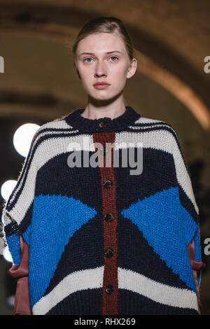 Barcelona, Spanien. 4 Feb, 2019. Ein Modell geht der Start- und Landebahn die Sita Murt Fashion Show präsentieren die neue Sammlung". Gelegentlich Haltung' während 080 Barcelona Fashion Week Credit: Matthias Oesterle/Alamy leben Nachrichten Stockfoto