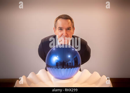 Das Ashmolean Museum, Oxford, UK. 4. Feb 2019. Künstler Jeff Koons im Ashmolean Museum, mit 'Blick Kugel (Birdbath), vor der Eröffnung der großen Ausstellung, (7. Februar - 9. Juni 2019). Credit: Richard Höhle/Alamy leben Nachrichten Stockfoto