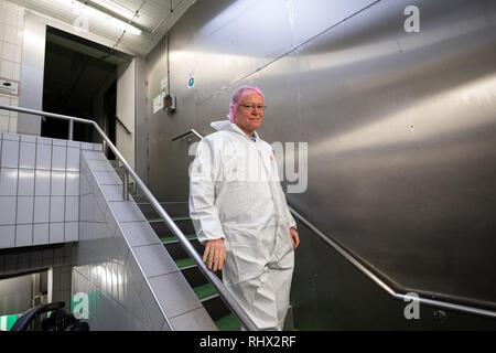 Garrel, Deutschland. 04 Feb, 2019. Stephan Weil (SPD), Ministerpräsident von Niedersachsen, Schritte in der Böseler-Goldschmaus Schlachthof. Credit: mohssen Assanimoghaddam/dpa/Alamy leben Nachrichten Stockfoto
