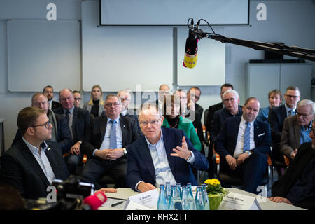 Garrel, Deutschland. 04 Feb, 2019. Stephan Weil (SPD, M), Ministerpräsident von Niedersachsen, spricht auf der Pressekonferenz im Schlachthof" Böseler-Goldschmaus'. Credit: mohssen Assanimoghaddam/dpa/Alamy leben Nachrichten Stockfoto