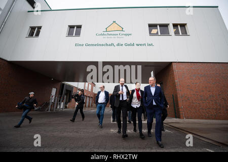 Garrel, Deutschland. 04 Feb, 2019. Stephan Weil (SPD, r), Ministerpräsident von Niedersachsen, Spaziergänge mit einer Gruppe von Menschen auf einer Tour der Böseler-Goldschmaus schlachthofgelände. Credit: mohssen Assanimoghaddam/dpa/Alamy leben Nachrichten Stockfoto