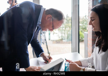 Garrel, Deutschland. 04 Feb, 2019. Stephan Weil (SPD), Ministerpräsident von Niedersachsen, Register auf die besucherliste an der Rezeption des Böseler-Goldschmaus Schlachthof''. Credit: mohssen Assanimoghaddam/dpa/Alamy leben Nachrichten Stockfoto