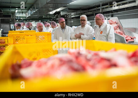 Garrel, Deutschland. 04 Feb, 2019. Stephan Weil (SPD, r), Ministerpräsident von Niedersachsen, steht mit anderen Personen, die mit der Böseler-Goldschmaus Schlachthof. Credit: mohssen Assanimoghaddam/dpa/Alamy leben Nachrichten Stockfoto