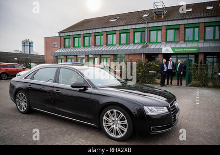 Garrel, Deutschland. 04 Feb, 2019. Stephan Weil (SPD), Ministerpräsident des Landes Niedersachsen, ist auf dem Weg zum Schlachthof' Böseler-Goldschmaus" in einem schwarzen Audi. Credit: mohssen Assanimoghaddam/dpa/Alamy leben Nachrichten Stockfoto