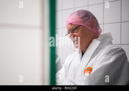Garrel, Deutschland. 04 Feb, 2019. Stephan Weil (SPD), Ministerpräsident von Niedersachsen, steht in einem weißen Overall im Schlachthof" Böseler-Goldschmaus'. Credit: mohssen Assanimoghaddam/dpa/Alamy leben Nachrichten Stockfoto
