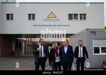 Garrel, Deutschland. 04 Feb, 2019. Stephan Weil (SPD, 2. von rechts), Ministerpräsident von Niedersachsen, Spaziergänge mit einer Gruppe von Menschen auf einem Rundgang durch die Räumlichkeiten der Böseler-Goldschmaus Schlachthof. Credit: mohssen Assanimoghaddam/dpa/Alamy leben Nachrichten Stockfoto