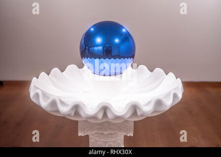 Das Ashmolean Museum, Oxford, UK. 4. Feb 2019. Jeff Koons Ausstellung im Ashmolean Museum, Oxford." Blick Kugel (Birdbath), Kredit: Richard Höhle/Alamy leben Nachrichten Stockfoto