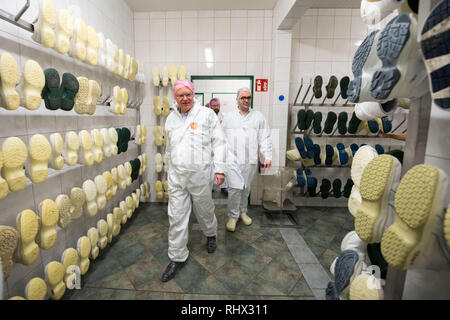 Garrel, Deutschland. 04 Feb, 2019. Stephan Weil (SPD), Ministerpräsident von Niedersachsen, in der Böseler-Goldschmaus Schlachthof während der Tour in einem Raum, wo die hygienischen Schuhe für den Bereich reinigen in Betrieb sind. Credit: mohssen Assanimoghaddam/dpa/Alamy leben Nachrichten Stockfoto