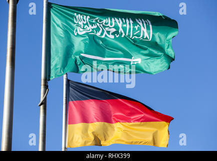 Leipzig, Deutschland. 04 Feb, 2019. Die Deutsche und die Saudi-Flags sind in den Wind vor dem blauen Himmel auf der Leipziger Messe. Kredite: Jan Woitas/dpa-Zentralbild/dpa/Alamy leben Nachrichten Stockfoto