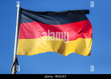 Leipzig, Deutschland. 04 Feb, 2019. Die deutsche Flagge weht vor einem blauen Himmel im Wind vor der Leipziger Messe. Kredite: Jan Woitas/dpa-Zentralbild/dpa/Alamy leben Nachrichten Stockfoto