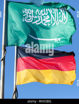 Leipzig, Deutschland. 04 Feb, 2019. Die Deutsche und die Saudi-Flags sind in den Wind vor dem blauen Himmel auf der Leipziger Messe. Kredite: Jan Woitas/dpa-Zentralbild/dpa/Alamy leben Nachrichten Stockfoto