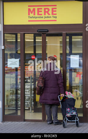 Leipzig, Deutschland. 04 Feb, 2019. Eine Frau steht vor dem kürzlich eröffneten Discounter "Reines", die nun für zwei Tage geschlossen ist. Nach nur einer Woche, der Russischen Discounter hat vorübergehend seine erste Niederlassung in Deutschland aufgrund von Lieferengpässen geschlossen. Zahlreiche Produkte wurden bereits in den ersten Tagen aufgrund der hohen Nachfrage verkauft, eine Sprecherin sagte am Montag auf Anfrage. Um die Lieferanten Zeit zu geben, die Niederlassung in Leipzig war dieser Montag und Dienstag geschlossen. Am Mittwoch haben die Discounter soll wieder zu öffnen. Kredite: Jan Woitas/dpa-Zentralbild/dpa/Alamy leben Nachrichten Stockfoto