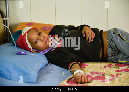 Guwahati, Assam, Indien. 4 Feb, 2019. Kind Krebs Patienten auf einem Bett bei Dr. Bhubaneswar Borooah Cancer Institute und das Forschungszentrum in Guwahati am Montag, den 4. Februar 2019 als Weltkrebstag am 4.Februar markiert das Bewusstsein für Krebs zu erhöhen und seine Verhütung, Erkennung und Behandlung. Quelle: David Talukdar/Alamy leben Nachrichten Stockfoto