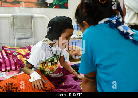 Guwahati, Assam, Indien. 4 Feb, 2019. Ein Kind Krebs Patienten in seinem Bett und seine Mutter Dr. Bhubaneswar Borooah Cancer Institute und das Forschungszentrum in Guwahati am Montag, den 4. Februar 2019 als Weltkrebstag am 4. Februar markiert das Bewusstsein für Krebs zu erhöhen und seine Verhütung, Erkennung und Behandlung. Quelle: David Talukdar/Alamy leben Nachrichten Stockfoto