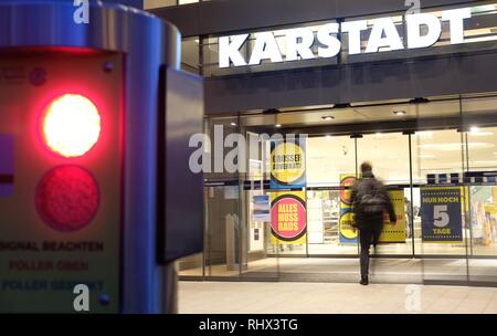 Leipzig, Deutschland. 04 Feb, 2019. Plakate im Eingangsbereich des Karstadt zeigen Preissenkungen und die Schließung der speichern. Nach mehr als 100 Jahren im Karstadt-Haus in Leipzig schließt am Ende dieser Woche. Der letzte Tag der Verkauf ist am 9. Februar, so eine Sprecherin. Die Eigenschaft wird für die Übergabe vorbereitet. Credit: Sebastian Willnow/dpa-Zentralbild/dpa/Alamy leben Nachrichten Stockfoto