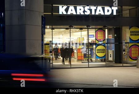 Leipzig, Deutschland. 04 Feb, 2019. Plakate im Eingangsbereich des Karstadt zeigen Preissenkungen und die Schließung der speichern. Nach mehr als 100 Jahren im Karstadt-Haus in Leipzig schließt am Ende dieser Woche. Der letzte Tag der Verkauf ist am 9. Februar, so eine Sprecherin. Die Eigenschaft wird für die Übergabe vorbereitet. Credit: Sebastian Willnow/dpa-Zentralbild/dpa/Alamy leben Nachrichten Stockfoto
