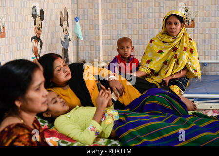 Guwahati, Assam, Indien. 4 Feb, 2019. Kind Krebs Patienten auf ihren Betten mit Familienmitgliedern bei Dr. Bhubaneswar Borooah Cancer Institute und das Forschungszentrum in Guwahati am Montag, den 4. Februar 2019 als Weltkrebstag am 4.Februar markiert das Bewusstsein für Krebs zu erhöhen und seine Verhütung, Erkennung und Behandlung. Quelle: David Talukdar/Alamy leben Nachrichten Stockfoto